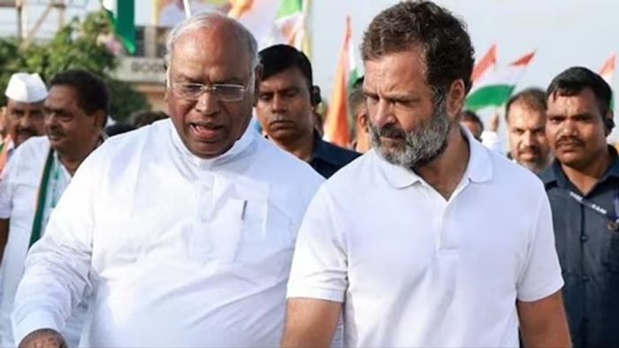 মল্লিকার্জুন খাড়গে এবং রাহুল গান্ধী (বাঁ দিক থেকে)।