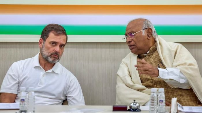 INDIA জোটের আসন ভাগ নিয়ে কংগ্রেসের স্ট্র্য়াটেজি তৈরি, খাড়্গের বাড়িতে হল বৈঠক