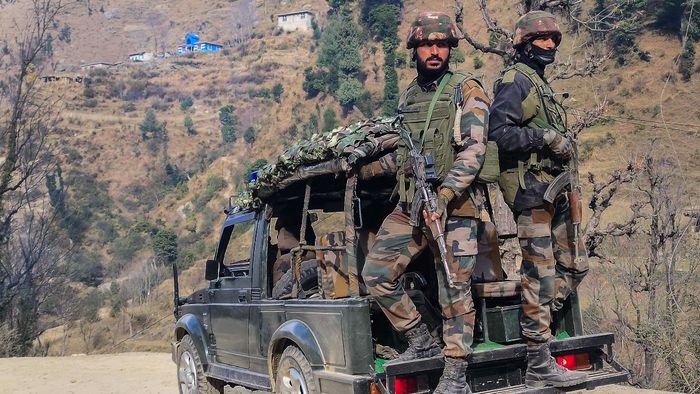 কাশ্মীরে আবারও সেনার গাড়ি লক্ষ্য করে গুলি