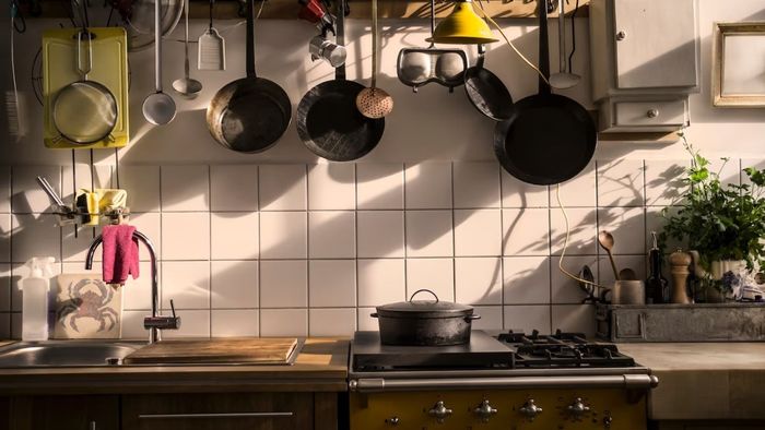 রান্নাঘরে এই পাত্রগুলি উল্টে রাখেন? সংসারে বিপদ আপনিই ডাকছেন