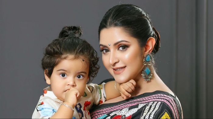 ছেলে রাজ্যর সঙ্গে পরীমনি (ছবি: ফেসবুক)