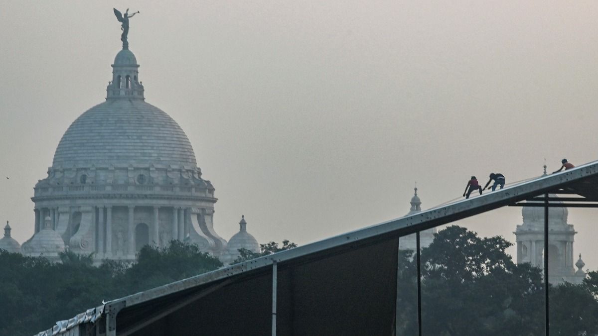 কলকাতার মেঘলা আকাশ। ছবি-পিটিআই
