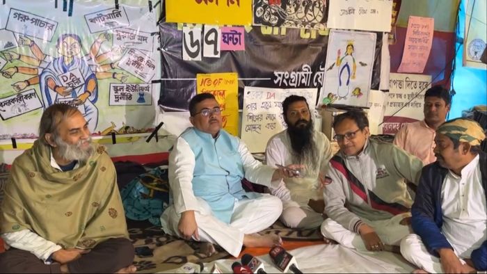 ডিএ-র অনশন মঞ্চে হাজির বিরোধী দলনেতা শুভেন্দু অধিকারী।