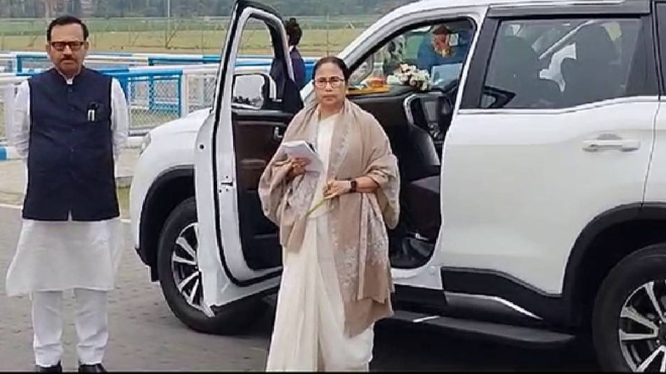 বর্ধমান থেকে ফেরার পথে মমতার কপালে আঘাত, হঠাত্ গাড়ির ব্রেক কষতেই বিপত্তি বর্ধমান থেকে ফেরার পথে মমতার কপালে আঘাত, হঠাত্ গাড়ির ব্রেক কষতেই বিপত্তি