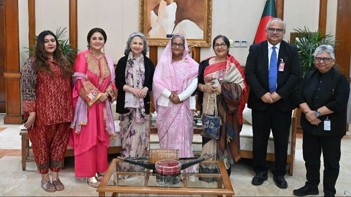 শেখ হাসিনার সঙ্গে শর্মিলা, স্বস্তিকা, মমতা ও অন্যান্যরা (ছবি: সংগৃহীত)