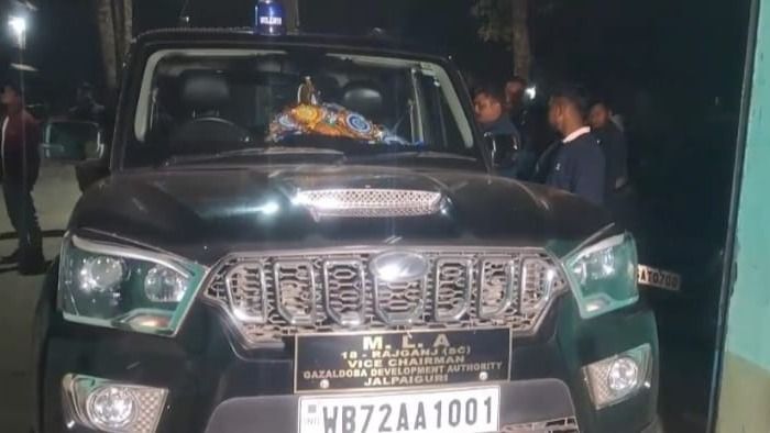 জলপাইগুড়িতে TMC বিধায়কের গাড়িতে হামলা, ঢিলের আঘাতে ভাঙল কাচ