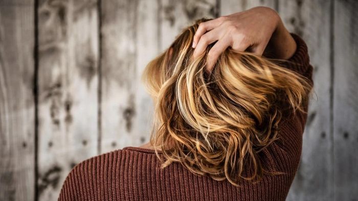 শীতে খুশকি দূর করুন ঘরে থাকা এই জিনিসেই, দ্রুত সমাধান