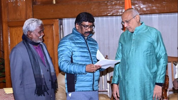 ইস্তফাপত্র দিচ্ছেন হেমন্ত