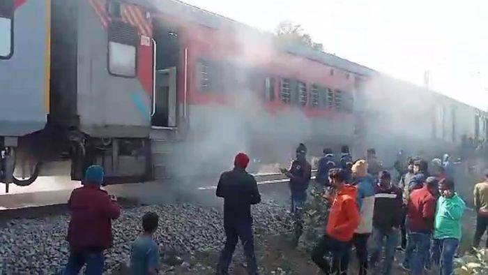 মালদা-রাধিকাপুর কুলিক এক্সপ্রেসে আগুন, আতঙ্ক