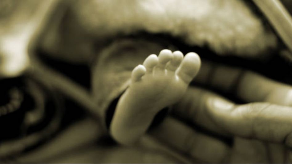 মুর্শিদাবাদ: 'পরপর তিন মেয়ে হওয়ায় নাতনিকে খুন করেছে,' ছেলে-বউয়ের বিরুদ্ধে অভিযোগ ঠাকুরদার মুর্শিদাবাদ: 'পরপর তিন মেয়ে হওয়ায় নাতনিকে খুন করেছে,' ছেলে-বউয়ের বিরুদ্ধে অভিযোগ ঠাকুরদার