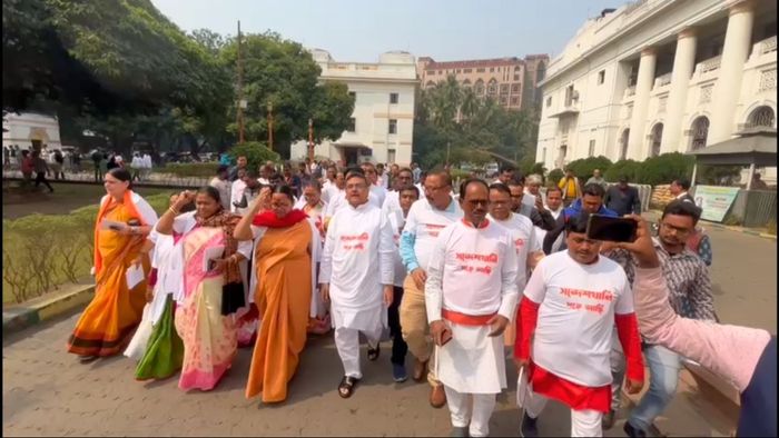 বিধানসভা থেকে বেরিয়ে আসছেন বিজেপি বিধায়করা