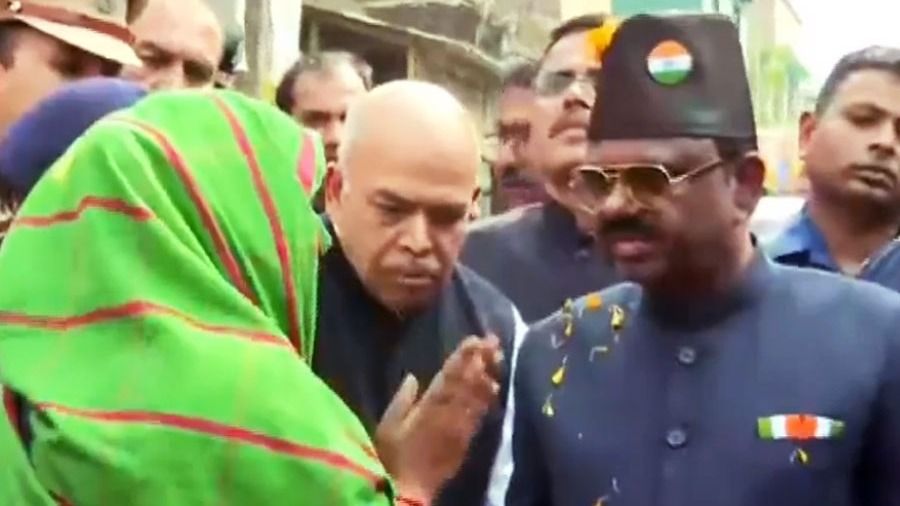 রাজ্যপালকে দেখেই মুখে কাপড় জড়িয়ে মহিলাদের ভিড়, 'সব ব্যবস্থা নেব,' আশ্বাস বোসের রাজ্যপালকে দেখেই মুখে কাপড় জড়িয়ে মহিলাদের ভিড়, 'সব ব্যবস্থা নেব,' আশ্বাস বোসের