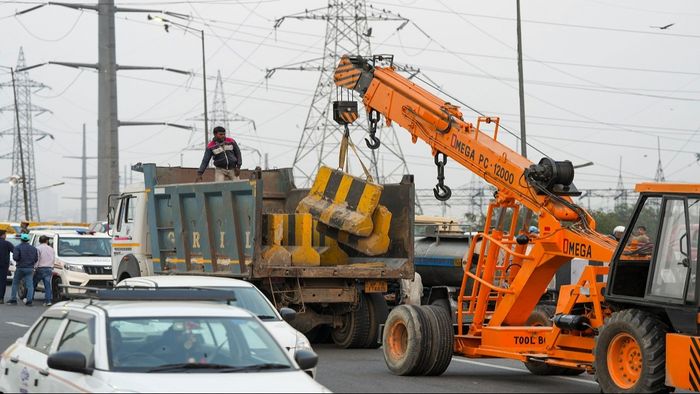 সরকার কৃষকদের ঠেকাতে সম্ভাব্য সব পদক্ষেপ নিচ্ছে