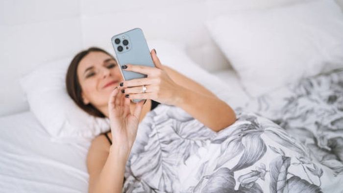 ঘুম ভাঙতেই মোবাইল দেখেন কত ভারতীয়? সমীক্ষায় চমকে দেওয়া তথ্য