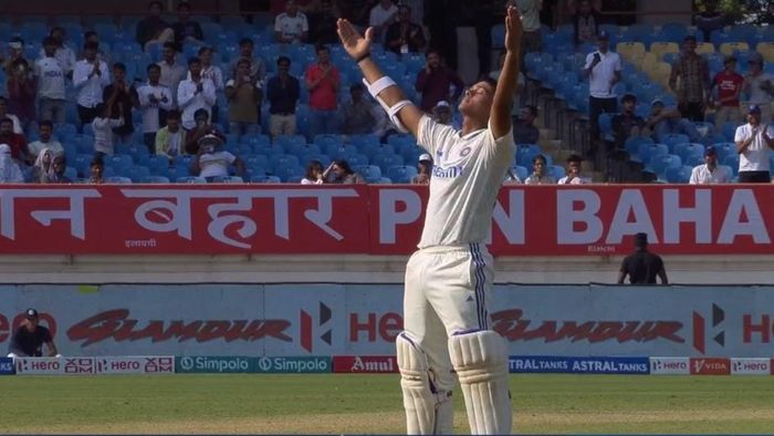 সেঞ্চুরি করলেন জয়সওয়াল