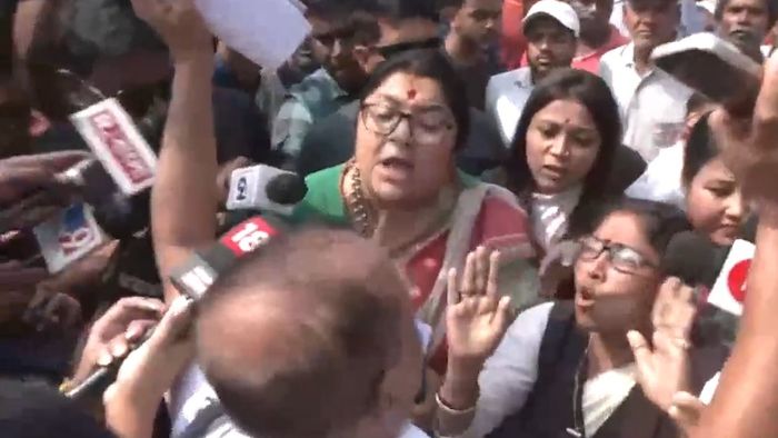 পুলিশের সঙ্গে বচসা লকেটের।