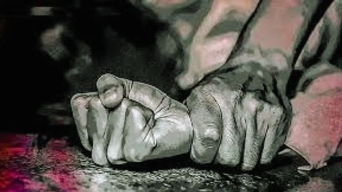 নাবালিকাকে ব্ল্যাকমেল করে দু'মাস ধরে আটকে রেখে টানা ধর্ষণ কালিয়াগঞ্জে