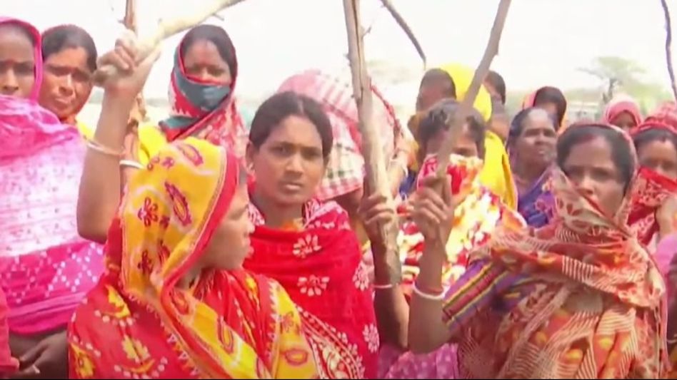 জুতো-ঝাঁটা-লাঠি হাতে শঙ্কর সর্দারের বাড়িতে হামলা মহিলাদের, আজও ফুঁসছে সন্দেশখালি   জুতো-ঝাঁটা-লাঠি হাতে শঙ্কর সর্দারের বাড়িতে হামলা মহিলাদের, আজও ফুঁসছে সন্দেশখালি