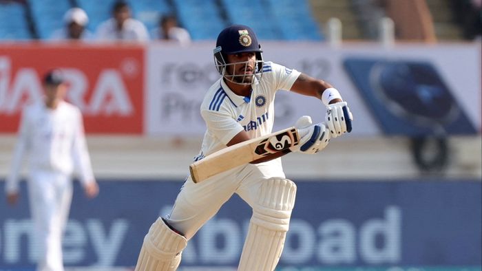 গাভাস্কার জুরেলের উইকেটকিপিং এবং ব্যাটিং দক্ষতার, বিশেষ করে তার খেলা-সচেতনতার প্রশংসা করেছেন, এটিকে ধোনির সাথে তুলনা করেছেন। বিশেষ করে তার খেলা-সচেতনতা, এটিকে ধোনির সাথে তুলনা করে।