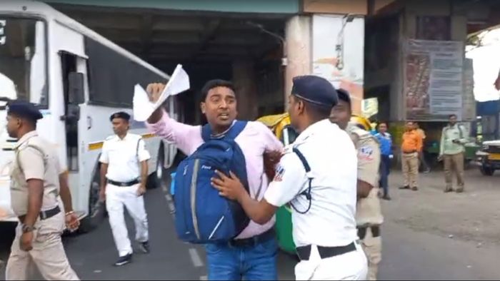 করুণাময়ীতে টেট উত্তীর্ণদের বিক্ষোভে রণক্ষেত্র