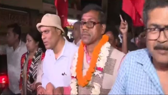 জেল থেকে বেরিয়ে আসছেন নিরাপদ সর্দার