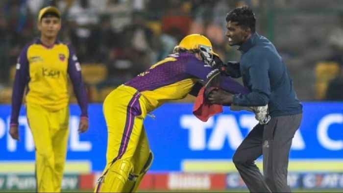 পিচ আক্রমণকারীকে আটকালেন হিলি