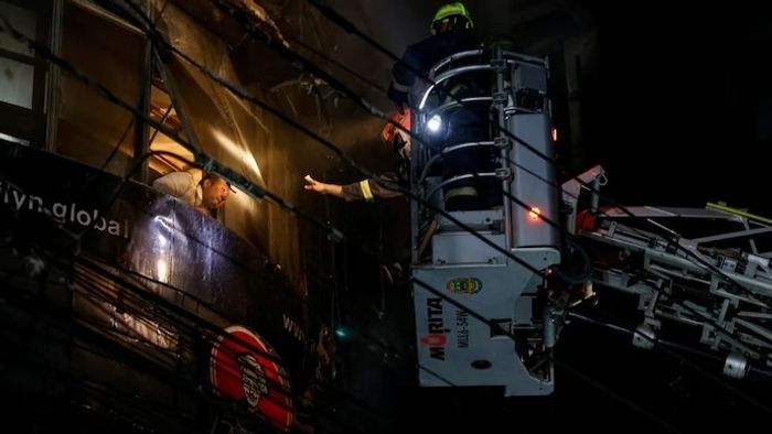 ঢাকার বহুতলে আগুন।