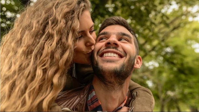 প্রথম চুমু। ফাইল ছবি