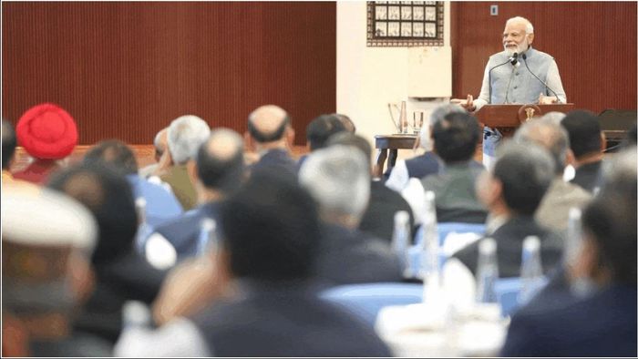 মন্ত্রীদের পরামর্শ দিচ্ছেন প্রধানমন্ত্রী নরেন্দ্র মোদী