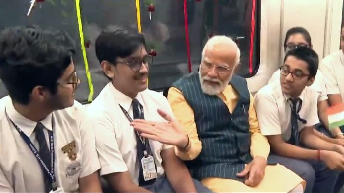 পড়ুয়াদের সঙ্গে মেট্রো সফর প্রধানমন্ত্রীর