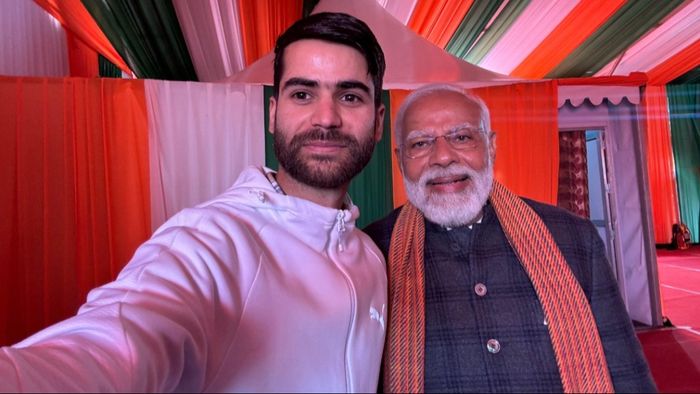 কাশ্মীরি উদ্যোক্তা নাজিম প্রধানমন্ত্রী মোদির সঙ্গে সেলফি তুলছেন।