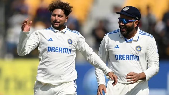 ধর্মশালায় কুলদীপের ঘূর্ণিতে নাকানিচোবানি