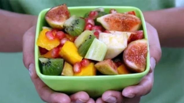 খোসা ফেলে দেন নাকি? যে ফলগুলি খোসা সহ খেলে কোলেস্টেরলে ভুগতে হয় না