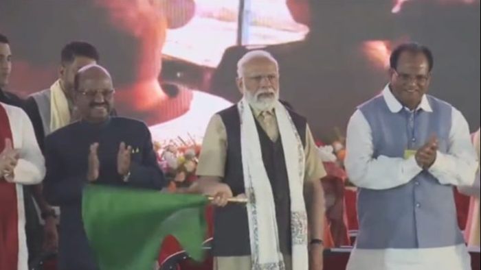 প্রধানমন্ত্রীর পাশেই জন বারলা