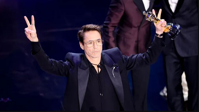 অস্কার স্ত্রীকে ডেডিকেট করলেন রবার্ট ডাউনি জুনিয়র