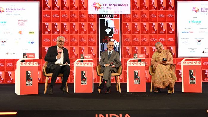 নারায়ণ ও সুধা মূর্তি কনক্লেভ মঞ্চে