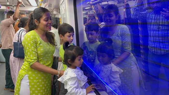 হাওড়া মেট্রোয় যাত্রীরা। ফাইল ছবি