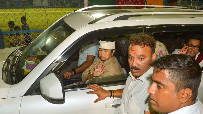 মুখ্যমন্ত্রী মমতা বন্দ্যোপাধ্যায় কলকাতার এসএসকেএম হাসপাতাল থেকে মুক্তি পাওয়ার পর তার বাড়িতে ফিরেছেন। ছবি-পিটিআই