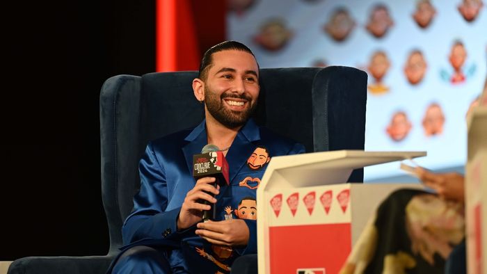 কনক্লেভের স্টেজে বলিউডের ফ্রেন্ড ওরি