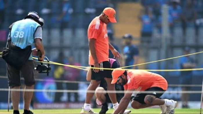 পিচ দেখছেন রোহিত শর্মা ও রাহুল দ্রাবিড়