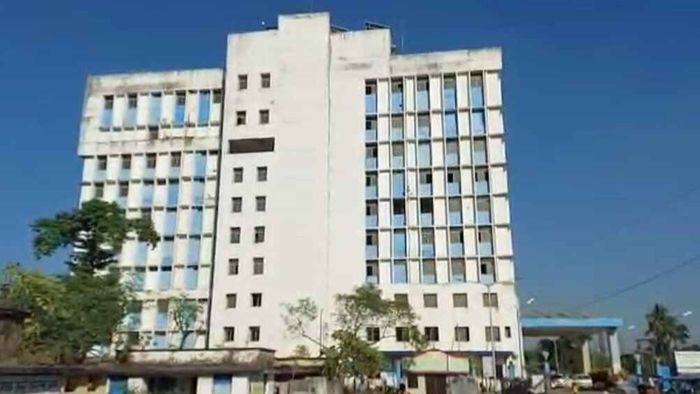 বালুরঘাট হাসপাতালে রমরমিয়ে বিউটি পার্লার? মহিলাকর্মীর গলায় চলল ছুরি, হাড়-হিম ঘটনা