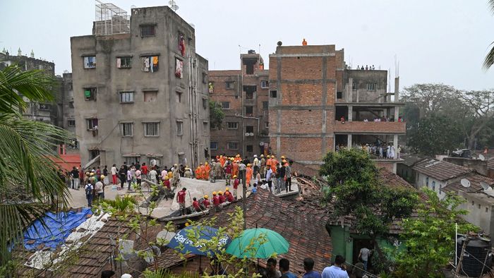 গার্ডেনরিচ এলাকায় একটি পাঁচতলা নির্মাণাধীন ভবন ধসে পড়ার পর উদ্ধার অভিযান চলছে। ছবি-পিটিআই