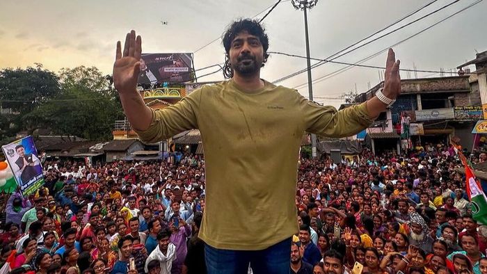 নির্বাচনী প্রচারে দেব