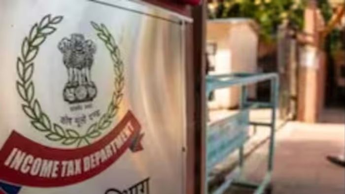 স্বরূপ বিশ্বাসের বাড়িতে আয়কর হানা।