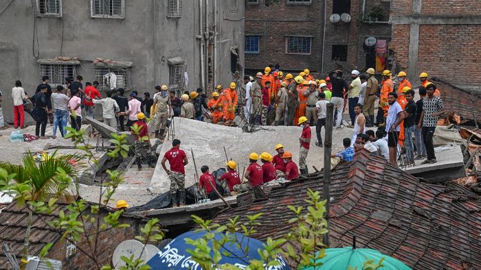 গার্ডেনরিচ এলাকায় একটি পাঁচতলা নির্মাণাধীন বিল্ডিং ধসে পড়ার পরে উদ্ধার অভিযান চলছে। ছবি-পিটিআই