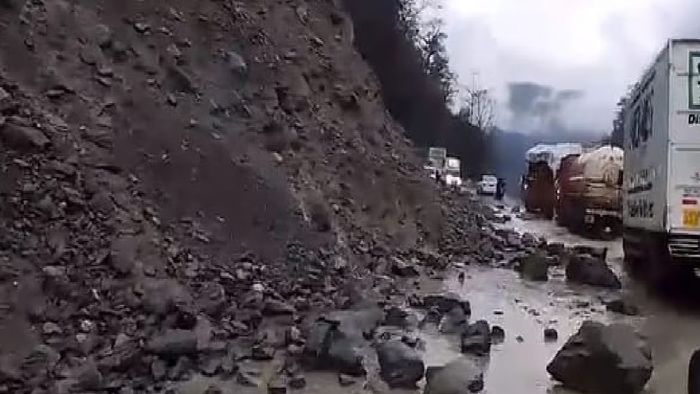 পাহাড় থেকে খসে পড়ছে পাথর, শিলিগুড়ি-সিকিম ১০ নম্বর জাতীয় সড়ক আপাতত বন্ধ