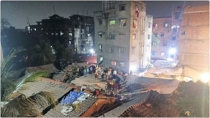 গার্ডেনরিচে ধসে পড়া পাঁচতলা বাড়ি সংলগ্ন এলাকা। ছবি-পিটিআই