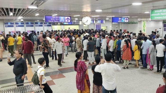 হাওড়া মেট্রো স্টেশনে লম্বা লাইন টিকিটের। ফাইল ছবি