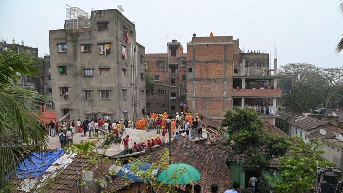 গার্ডেনরিচে পাঁচতলা বাড়ি ধসে পড়েছে। ফাইল ছবি