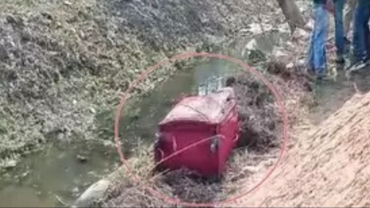 নিউটাউনে কারিগরি ভবনের পিছনের খাল থেকে উদ্ধার হল এক প্রৌঢ়ের ট্রলিবন্দি দেহ